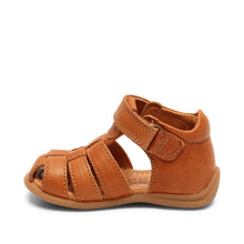 Indlæs billede til gallerivisning Begyndersandal m. velcro, Cognac