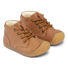 Indlæs billede til gallerivisning Bundgaard begyndersko med Zero Heel sål og snøre lukning/ Cognac side