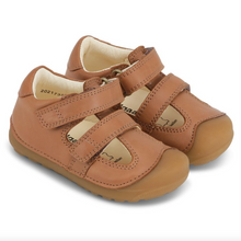 Indlæs billede til gallerivisning Bundgaard begyndersandal med ZERO HEEL og velcrolukning/ Mørk cognac