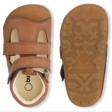 Indlæs billede til gallerivisning Bundgaard begyndersandal med ZERO HEEL og velcrolukning/ Mørk cognac top og sål