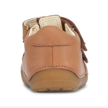 Indlæs billede til gallerivisning Bundgaard begyndersandal med ZERO HEEL og velcrolukning/ Mørk cognac hæl